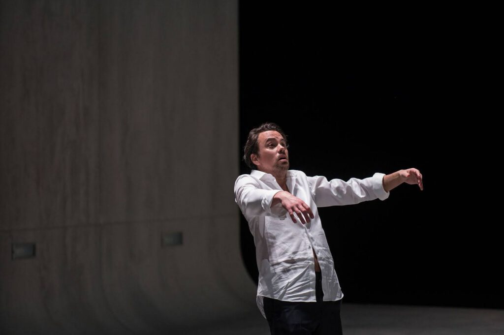 Julien Behr in the role of Pelléas, here with Vannina Santoni - Pelléas et Mélisande - Opéra de Lille